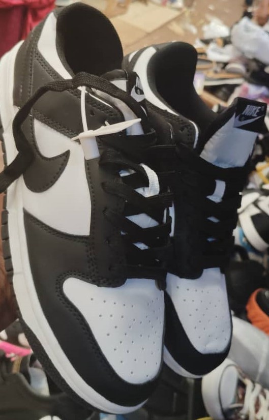 Air Nike noir blanc P 40-45