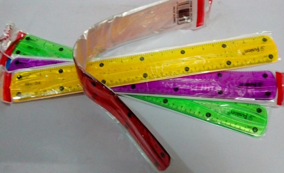 Règle flexible 30cm en Couleur